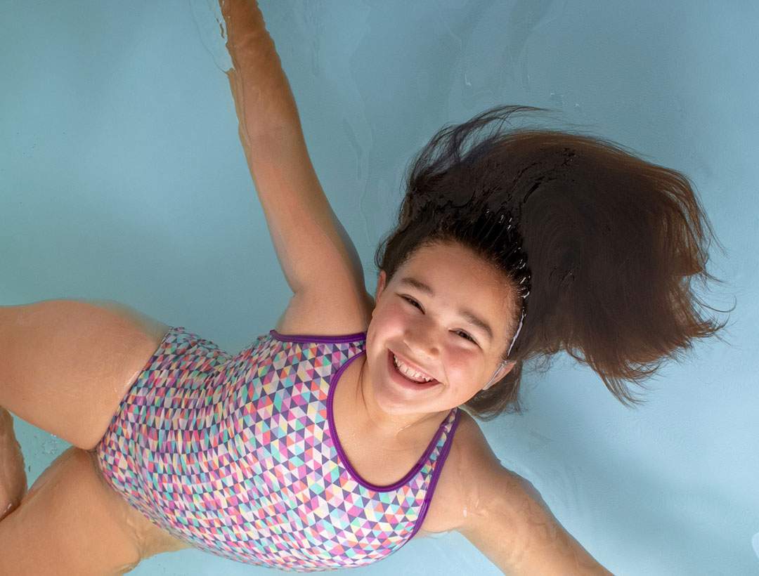 Vanaf welke leeftijd is floaten geschikt? 4 kind die geniet van het floaten en dat kan vanaf 12 jaar